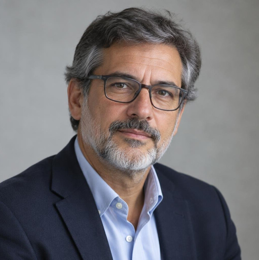 Retrato de un hombre uruguayo de mediana edad, escritor e investigador